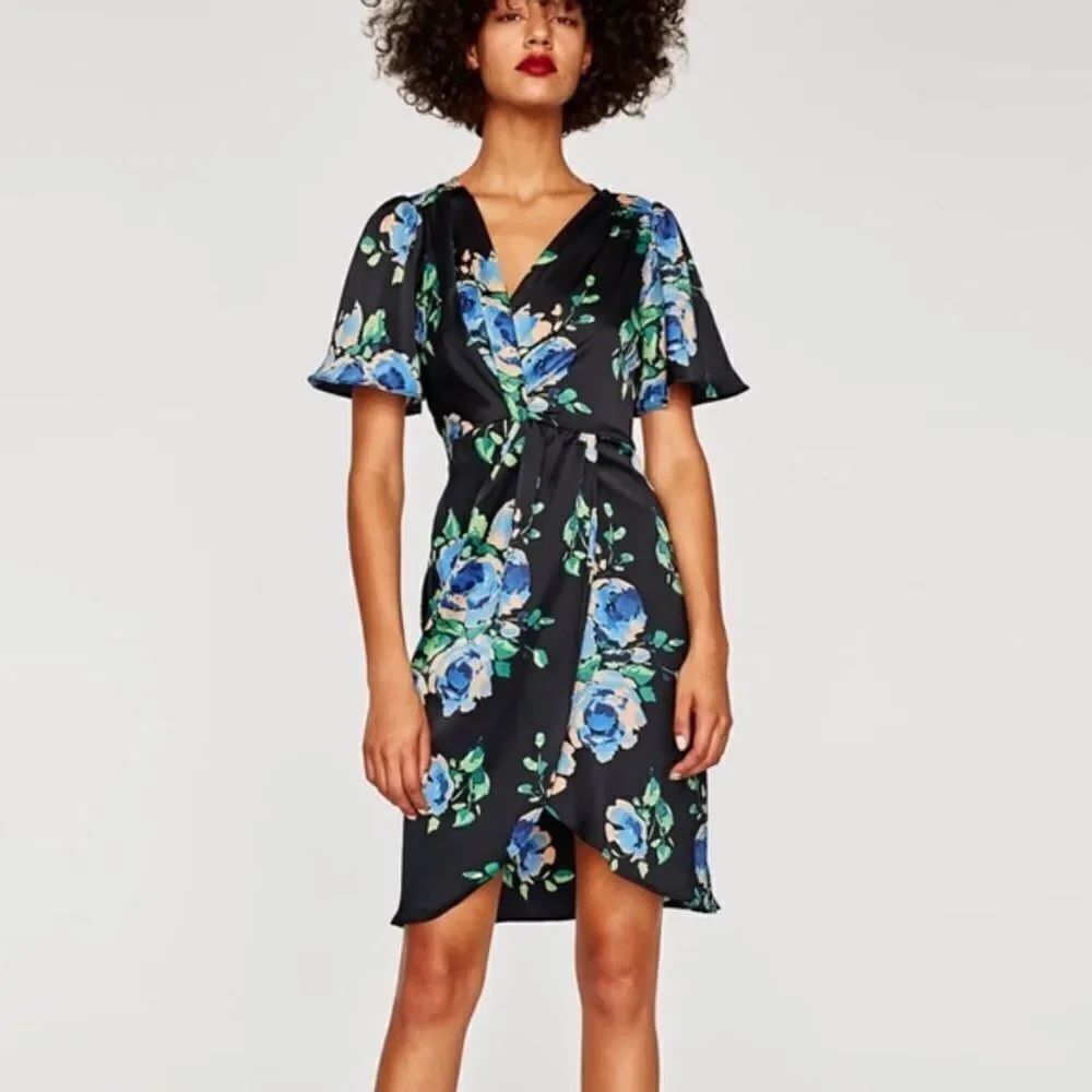 ✨Zara Black Blue Floral Knotted Front Mini Dress✨